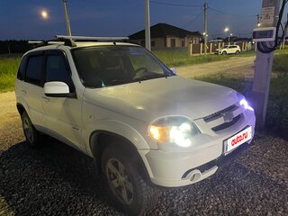 2017 Chevrolet Niva I Рестайлинг, белый, 626000 рублей, вид 2