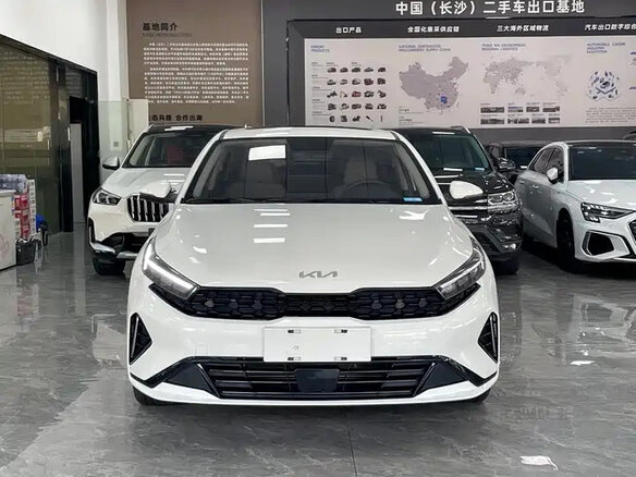 2023 Kia K3 II (China Market) Рестайлинг, белый - вид 2