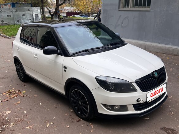 2012 Skoda Fabia II Рестайлинг, белый, 750000 рублей - вид 2