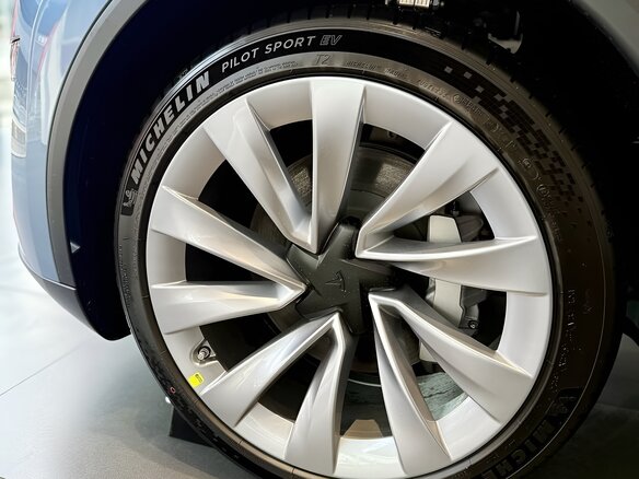 2025 Tesla Model Y Standard I Рестайлинг, серебристый - вид 19