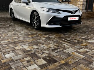 2021 Toyota Camry VIII (XV70) Рестайлинг, белый, 3700000 рублей, вид 3