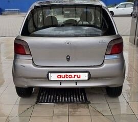 2001 Toyota Vitz I (P10), белый, 395000 рублей, вид 5
