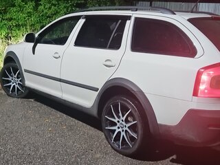 2011 Skoda Octavia II (A5) Рестайлинг, белый, 1300000 рублей, вид 2