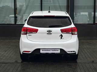2017 Kia Rio III Рестайлинг, белый, 650000 рублей, вид 4