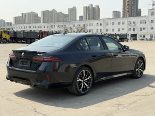 2025 BMW 5 серии 530i VIII (G60/G61/G68), чёрный, 9490000 рублей, вид 3