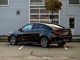 2022 Kia Rio IV Рестайлинг, чёрный, 1385000 рублей, вид 4