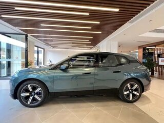 2025 BMW iX xDrive45 I (I20) Рестайлинг, серый, 9091033 рублей, вид 3