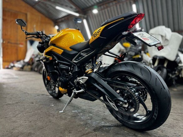 2023 Triumph Street Triple, жёлтый, 1170000 рублей - вид 5