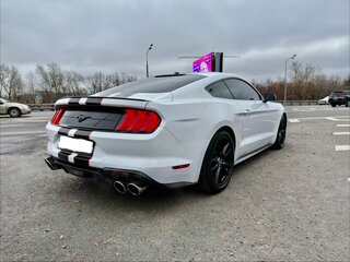 2018 Ford Mustang VI Рестайлинг, белый, 3000000 рублей, вид 4