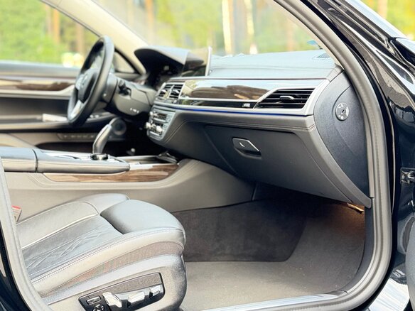 2020 BMW 7 серии 750d xDrive VI (G11/G12) Рестайлинг, чёрный, 7500000 рублей - вид 9