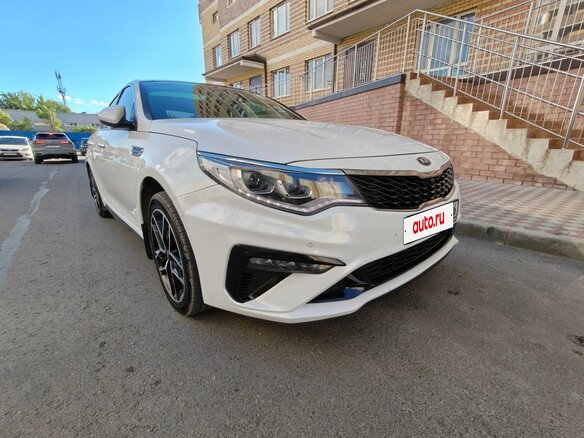 2019 Kia Optima IV Рестайлинг, белый, 2150000 рублей - вид 2