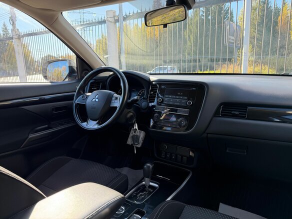 2018 Mitsubishi Outlander III Рестайлинг 3, серебристый, 2159000 рублей - вид 8