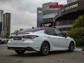 2021 Toyota Camry VIII (XV70) Рестайлинг, белый, 3465000 рублей, вид 4