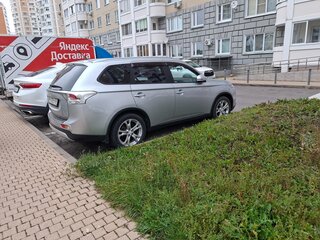 2014 Mitsubishi Outlander III Рестайлинг, серебристый, 1600000 рублей, вид 4