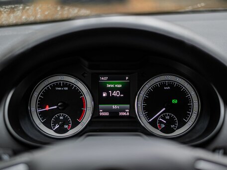 2017 Skoda Octavia III (A7) Рестайлинг, белый, 1930000 рублей, вид 5