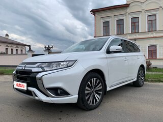 2022 Mitsubishi Outlander III Рестайлинг 3, белый, 2990000 рублей, вид 1