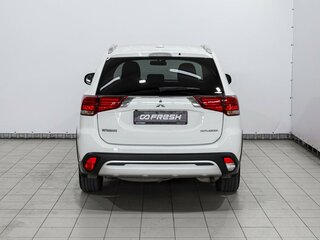 2019 Mitsubishi Outlander III Рестайлинг 3, белый, 1820000 рублей, вид 4