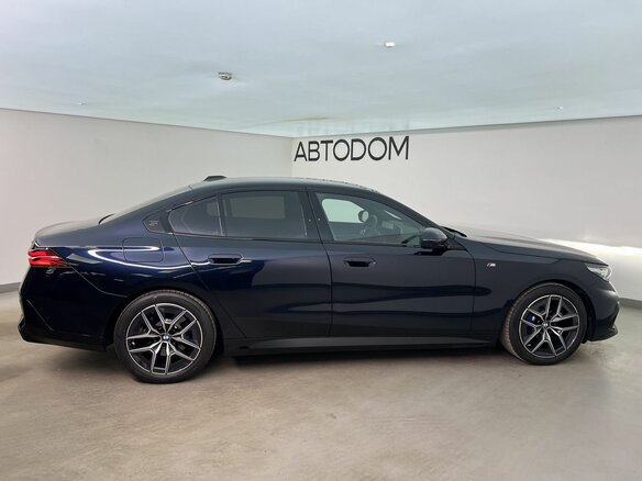 2025 BMW 5 серии 520i VIII (G60/G61/G68), чёрный, 6990000 рублей - вид 5