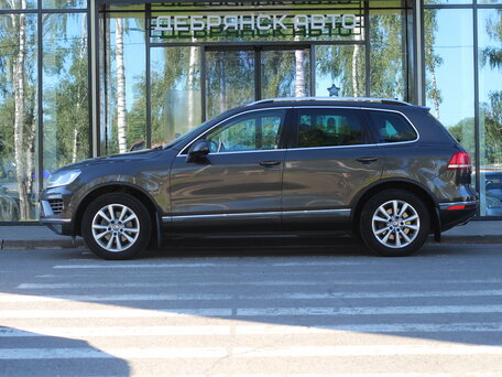 2017 Volkswagen Touareg II Рестайлинг, коричневый, 3630000 рублей, вид 2