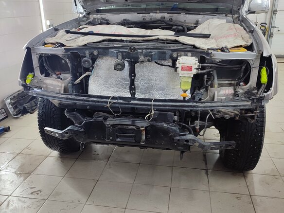 2004 Toyota Land Cruiser 105 100 Series Рестайлинг 1, серебристый - вид 16