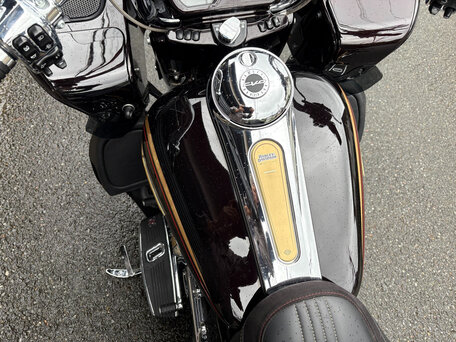 2023 Harley-Davidson CVO Road Glide Limited, пурпурный, 3635000 рублей, вид 2