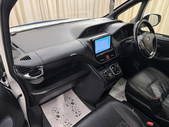 2015 Toyota Voxy III (R80), белый, 1699000 рублей - вид 13