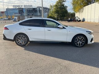 2023 BMW 5 серии 520i VIII (G60/G61/G68), белый, 5850000 рублей, вид 5