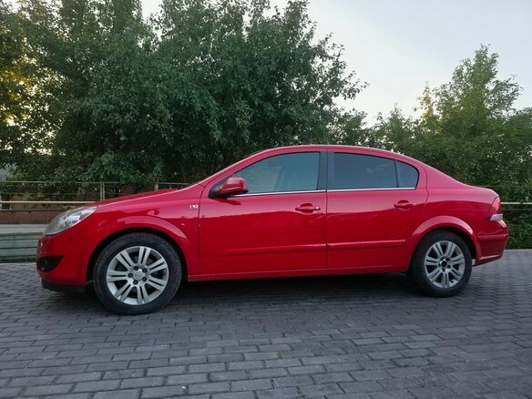 2009 Opel Astra H Рестайлинг, красный, 499000 рублей - вид 3