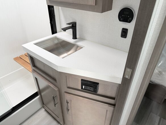 2023 Grand Design RV Solitude, белый, 9965000 рублей - вид 13