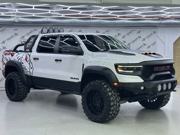 2023 Ram 1500 Crew Cab TRX V, белый - вид 3