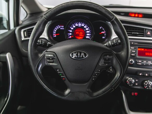 2017 Kia Ceed II Рестайлинг, белый, 1265000 рублей - вид 13
