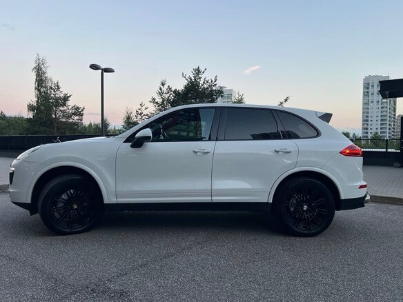 2016 Porsche Cayenne S II Рестайлинг (958), белый, 4080000 рублей - вид 4