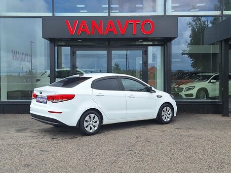 2017 Kia Rio III Рестайлинг, белый, 1115000 рублей, вид 5
