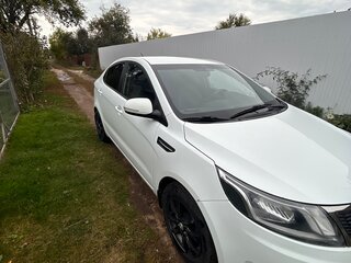 2013 Kia Rio 5-speed III, белый, 850000 рублей, вид 3
