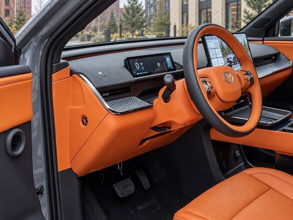 2026 Toyota bZ3X 58.3 kWh, серый, 2729512 рублей - вид 6