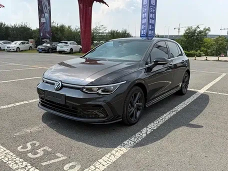 2023 Volkswagen Golf VIII, чёрный, 1542000 рублей, вид 1