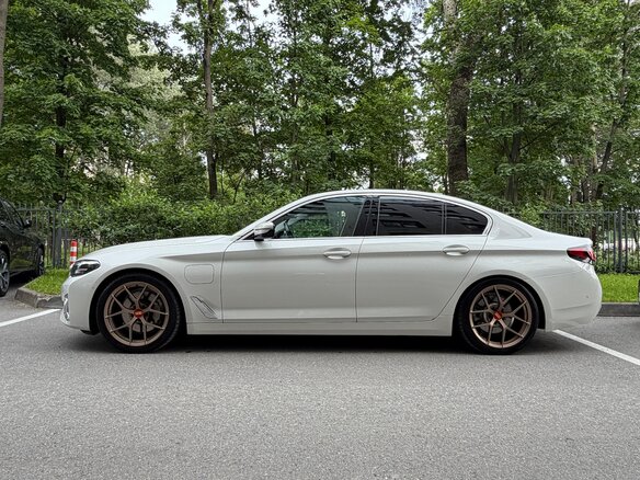 2020 BMW 5 серии 530e xDrive VII (G30/G31/G38) Рестайлинг, белый - вид 4