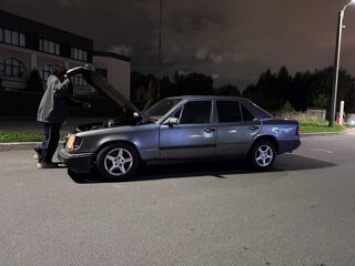 1987 Mercedes-Benz W124 230 4-speed, серебристый, 155000 рублей, вид 4