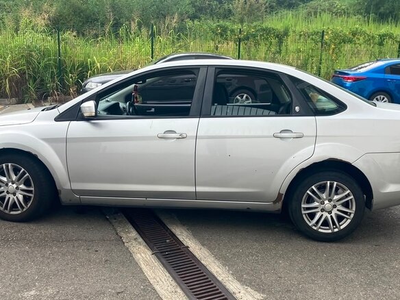 2008 Ford Focus II Рестайлинг, серебристый, 500000 рублей - вид 3