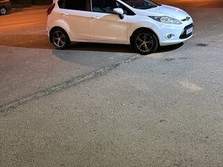 2011 Ford Fiesta Mk6, белый, 850000 рублей, вид 2