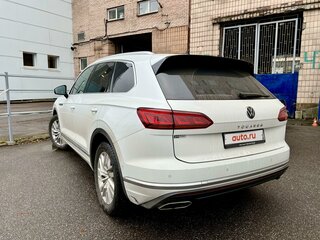 2021 Volkswagen Touareg III, белый, 8600000 рублей, вид 3