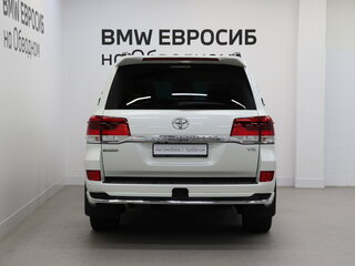 2021 Toyota Land Cruiser 200 Series Рестайлинг 2, белый, 7790000 рублей, вид 4