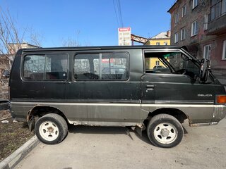 1990 Mitsubishi Delica III, зелёный, 300000 рублей, вид 2