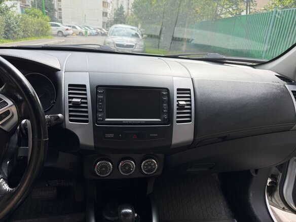 2011 Mitsubishi Outlander II Рестайлинг, белый, 1200000 рублей - вид 25