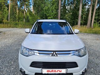2014 Mitsubishi Outlander III Рестайлинг, белый, 1400000 рублей, вид 1