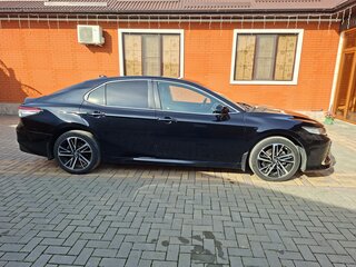 2020 Toyota Camry VIII (XV70), чёрный, 2250000 рублей, вид 3