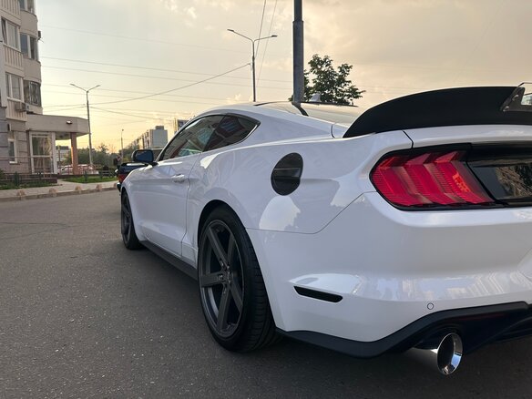 2021 Ford Mustang VI Рестайлинг, белый, 3650000 рублей - вид 10