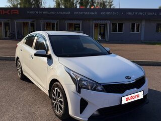 2020 Kia Rio IV Рестайлинг, белый, 1380000 рублей, вид 4