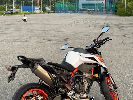 2020 KTM 890 Duke R, белый, 980000 рублей, вид 4
