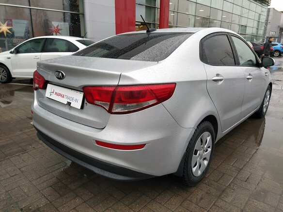 2017 Kia Rio III Рестайлинг, серебристый - вид 1